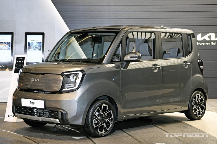 Được phát triển dựa trên cơ sở gầm bệ của Morning, Kia Ray 2023 giá rẻ sở hữu thiết kế gợi liên tưởng đến xe kei car của Nhật Bản. Nhìn từ xa, Kia Ray 2023 trông như một mẫu xe minivan thu nhỏ.