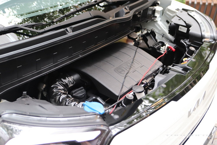 Vì chỉ là phiên bản nâng cấp nhẹ nên Kia Ray 2023 vẫn dùng động cơ xăng MPI 3 xi-lanh, dung tích 1.0L với công suất tối đa 77 mã lực như cũ. Sức mạnh động cơ được truyền tới bánh thông qua hộp số tự động 4 cấp.