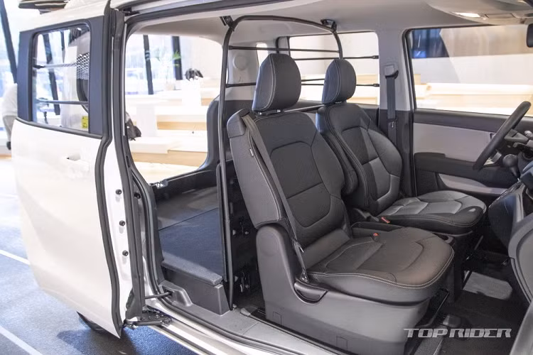 Ngoài ra, cửa sổ ở khoang chở hàng còn được gia cố bằng những thanh kim loại nằm ngang.