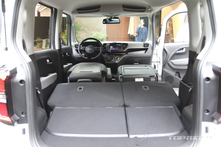 Trong khi đó, hàng ghế đầu tiên và thứ hai, bao gồm cả ghế lái, của xe có thể gập phẳng xuống sàn.