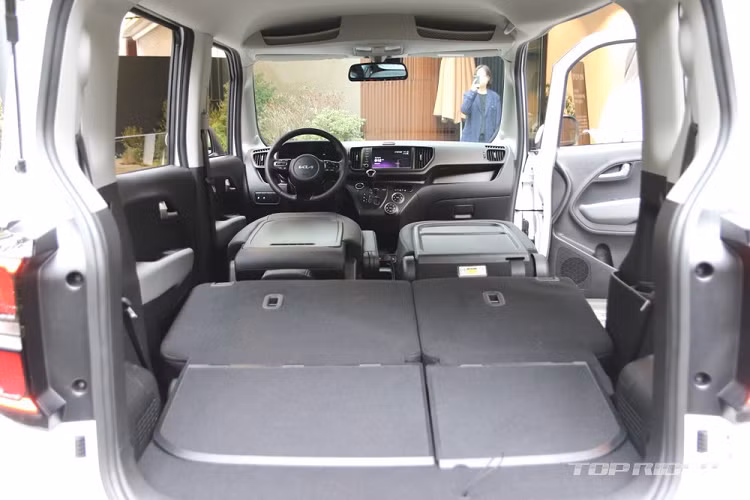 Trong khi đó, hàng ghế đầu tiên và thứ hai, bao gồm cả ghế lái, của xe có thể gập phẳng xuống sàn.