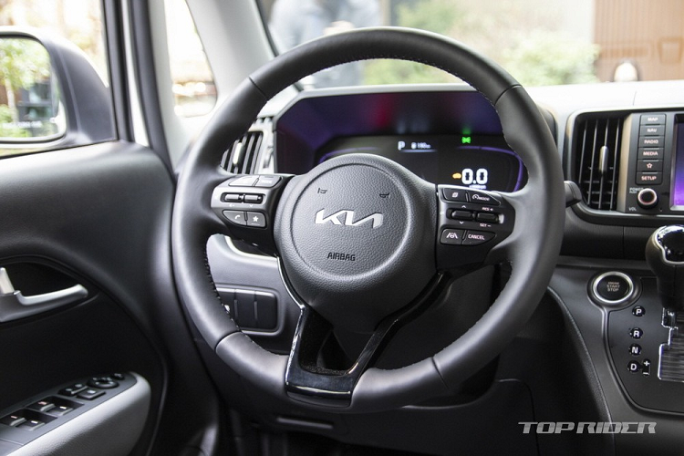 Hệ thống hỗ trợ tránh va chạm với phương tiện cắt ngang khi lùi và cảnh báo va chạm khi hành khách mở cửa là 2 trang bị an toàn mới của xe.