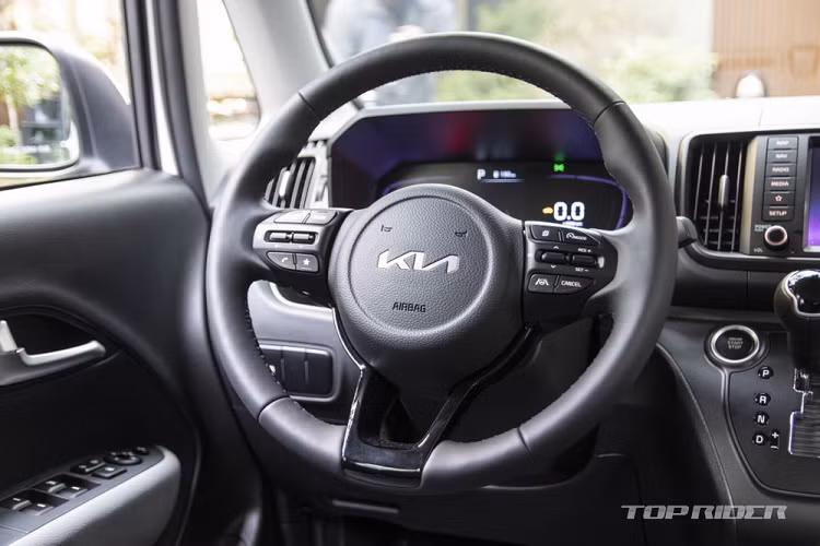 Hệ thống hỗ trợ tránh va chạm với phương tiện cắt ngang khi lùi và cảnh báo va chạm khi hành khách mở cửa là 2 trang bị an toàn mới của xe.