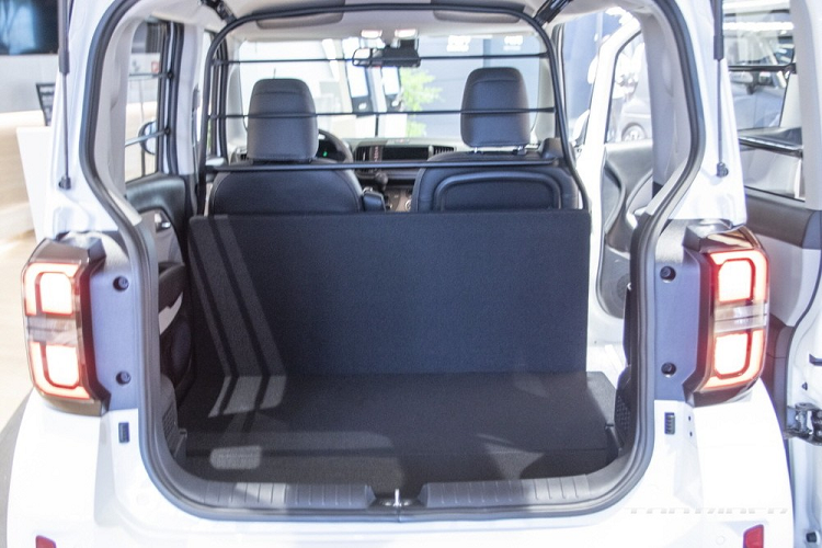 Ở phiên bản thương mại 1 chỗ và 2 chỗ, Kia Ray 2023 sẽ bị tháo hàng ghế sau. Trong khi đó, hàng ghế trước và khoang chở hàng đằng sau được tách riêng bằng vách ngăn.