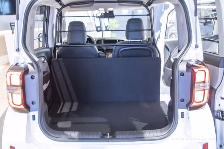 Ở phiên bản thương mại 1 chỗ và 2 chỗ, Kia Ray 2023 sẽ bị tháo hàng ghế sau. Trong khi đó, hàng ghế trước và khoang chở hàng đằng sau được tách riêng bằng vách ngăn.