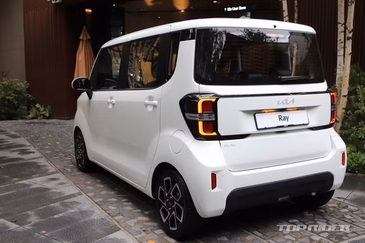 Tại thị trường Hàn Quốc, xe có tổng cộng 7 phiên bản, bao gồm tiêu chuẩn, Prestige 5 chỗ, Prestige 2 chỗ, Prestige 1 chỗ, Signature, Prestige Special và Prestige Special 1 chỗ. Giá xe Kia Ray 2023 dao động từ 13,4 - 17,2 triệu Won (khoảng 232 - 298 triệu đồng). Như vậy, Kia Ray 2023 rẻ hơn cả Kia Morning đang bán tại Việt Nam (304 - 439 triệu đồng).