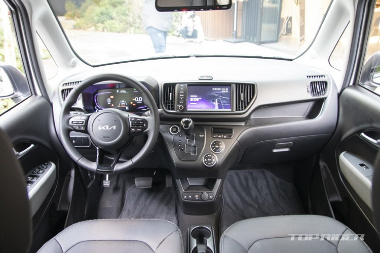 Ở bản cao cấp, xe được trang bị vành hợp kim có thiết kế 6 chấu kép và đường kính 15 inch. Trong khi đó, bản thấp chỉ được trang bị vành thép với ốp la-zăng màu bạc. Hệ thống cửa độc đáo với cửa sau mở dạng trượt của xe sẽ được trang bị cho phiên bản chở hàng với nội thất 1 chỗ hoặc 2 chỗ ngồi.