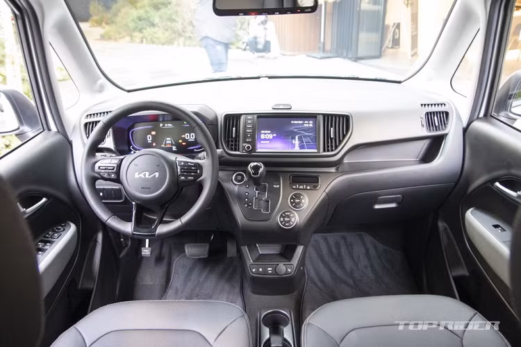 Ở bản cao cấp, xe được trang bị vành hợp kim có thiết kế 6 chấu kép và đường kính 15 inch. Trong khi đó, bản thấp chỉ được trang bị vành thép với ốp la-zăng màu bạc. Hệ thống cửa độc đáo với cửa sau mở dạng trượt của xe sẽ được trang bị cho phiên bản chở hàng với nội thất 1 chỗ hoặc 2 chỗ ngồi.