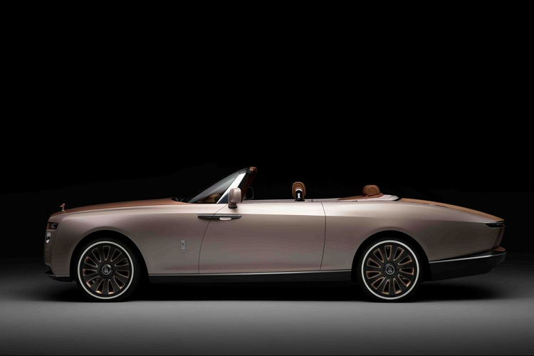 Kiệt tác Rolls-Royce Boat Tail mới này đã thể hiện tầm nhìn thẩm mỹ vô cùng tinh tế của khách hàng, mà ông có được nhờ vốn kiến thức sâu rộng về lối sống sang trọng. Tính thẩm mỹ trong thiết kế tổng thể có phần tối giản; hãng đã cẩn thận nghiên cứu các chất liệu được tuyển chọn kỹ lưỡng và các chi tiết chuẩn chỉnh. Tất cả những yếu tố đó, khi kết hợp với nhau, đã truyền đạt một cảm xúc kính trọng vô cùng cá nhân và đầy sâu sắc đối với người cha của vị khách hàng.