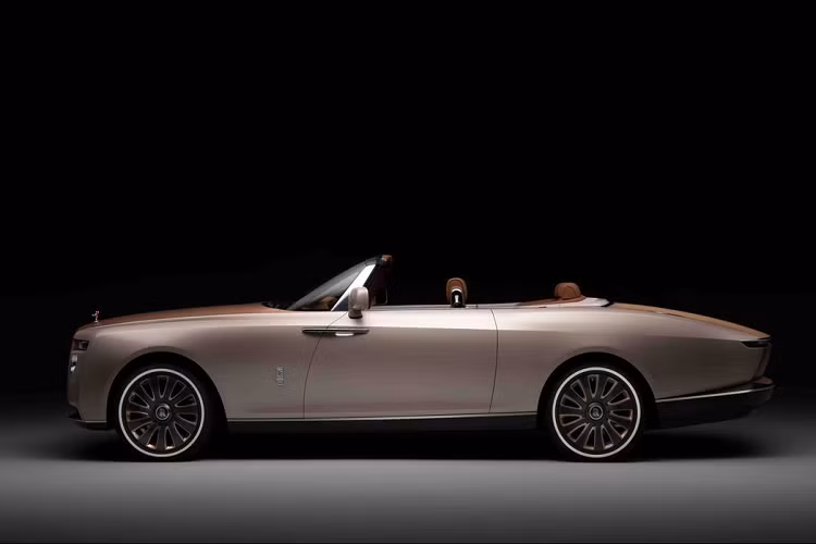 Kiệt tác Rolls-Royce Boat Tail mới này đã thể hiện tầm nhìn thẩm mỹ vô cùng tinh tế của khách hàng, mà ông có được nhờ vốn kiến thức sâu rộng về lối sống sang trọng. Tính thẩm mỹ trong thiết kế tổng thể có phần tối giản; hãng đã cẩn thận nghiên cứu các chất liệu được tuyển chọn kỹ lưỡng và các chi tiết chuẩn chỉnh. Tất cả những yếu tố đó, khi kết hợp với nhau, đã truyền đạt một cảm xúc kính trọng vô cùng cá nhân và đầy sâu sắc đối với người cha của vị khách hàng.