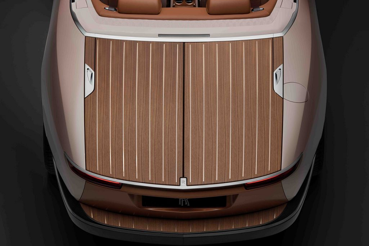 Màu sắc chủ đạo của lớp sơn ngoại thất là sự pha trộn giữa màu vỏ ngọc trai óng ánh và màu hồng nhẹ nhàng. Lớp sơn này chứa các mảnh mica lớn màu trắng và đồng, mang đến vẻ đẹp độc đáo như của những viên ngọc trai và có khả năng thay đổi màu sắc đầy tinh tế dưới những điều kiện ánh sáng khác nhau. Nắp ca-pô tạo hiệu ứng tương phản nhờ lớp sơn cá nhân hoá màu rượu cognac.