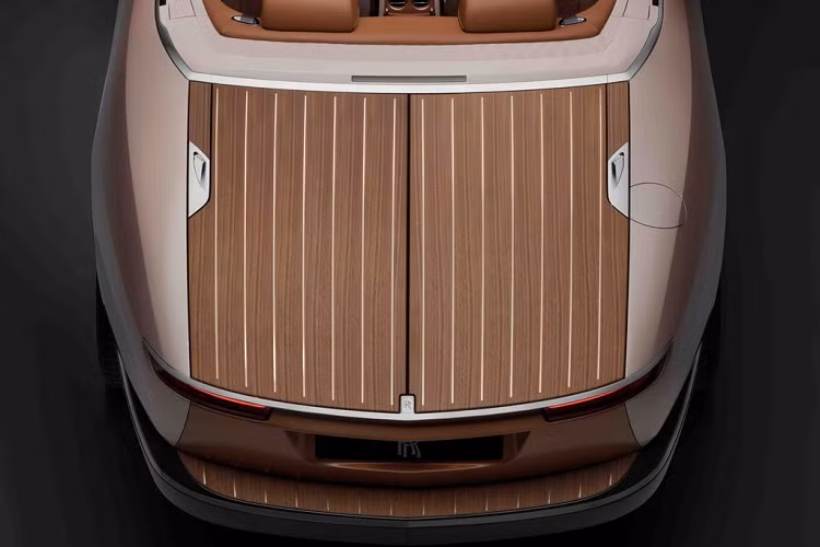 Màu sắc chủ đạo của lớp sơn ngoại thất là sự pha trộn giữa màu vỏ ngọc trai óng ánh và màu hồng nhẹ nhàng. Lớp sơn này chứa các mảnh mica lớn màu trắng và đồng, mang đến vẻ đẹp độc đáo như của những viên ngọc trai và có khả năng thay đổi màu sắc đầy tinh tế dưới những điều kiện ánh sáng khác nhau. Nắp ca-pô tạo hiệu ứng tương phản nhờ lớp sơn cá nhân hoá màu rượu cognac.