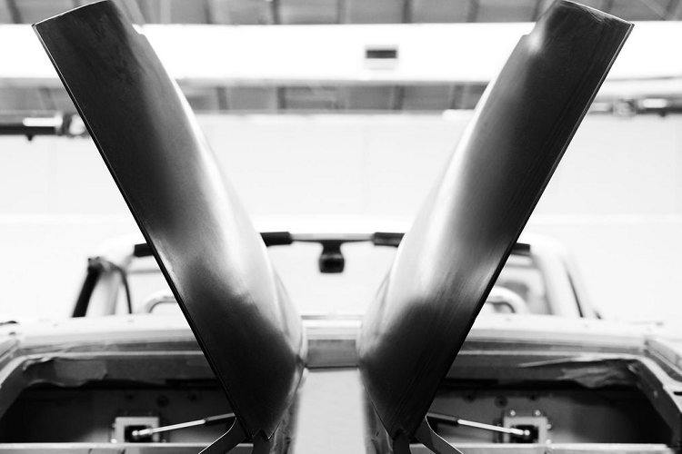 Ở phần trước của chiếc xe, bộ phận lưới tản nhiệt Pantheon được đúc từ một phôi nhôm nguyên khối và được tô điểm duyên dáng bởi bức tượng Spirit of Ecstasy màu vàng hồng.