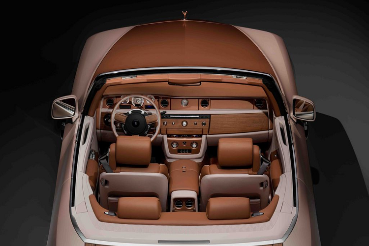 Khi bắt đầu quá trình uỷ quyền, khách hàng đã mang đến cho các nhà thiết kế Rolls-Royce Coachbuild một bộ sưu tập gồm bốn vỏ ngọc trai mang màu sắc độc đáo và độ phức tạp cao, do đích thân ông chọn từ bộ sưu tập cá nhân. Các lớp vỏ này đã trở thành nguồn cảm hứng cho màu sắc ngoại thất, đây cũng là một trong những lớp sơn hoàn thiện Bespoke phức tạp nhất từng được Rolls-Royce tạo ra.