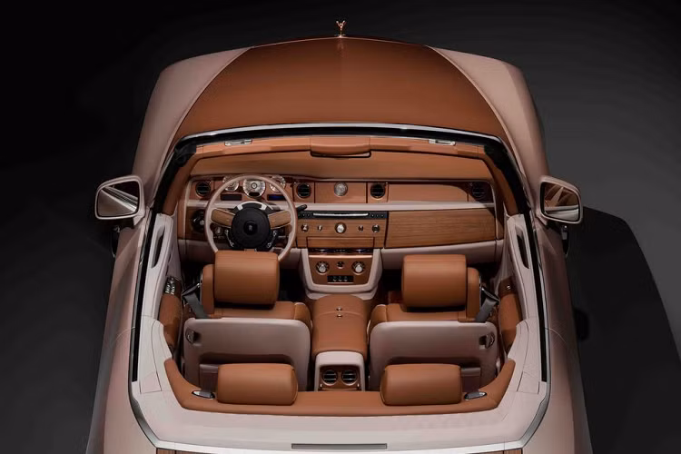 Khi bắt đầu quá trình uỷ quyền, khách hàng đã mang đến cho các nhà thiết kế Rolls-Royce Coachbuild một bộ sưu tập gồm bốn vỏ ngọc trai mang màu sắc độc đáo và độ phức tạp cao, do đích thân ông chọn từ bộ sưu tập cá nhân. Các lớp vỏ này đã trở thành nguồn cảm hứng cho màu sắc ngoại thất, đây cũng là một trong những lớp sơn hoàn thiện Bespoke phức tạp nhất từng được Rolls-Royce tạo ra.