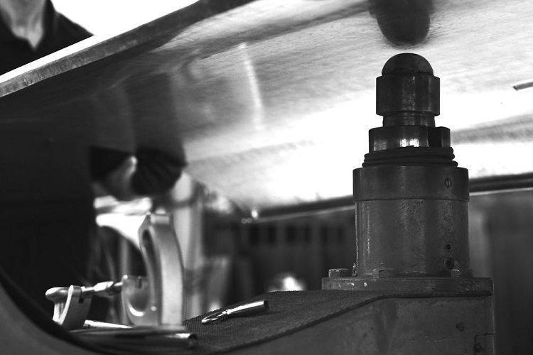 Lớp sơn kết hợp với các mảnh mica bằng nhôm mịn màu vàng và đồng, và được hoàn thiện bằng một lớp áo bóng bẩy, trong suốt như pha lê. Chi tiết này làm tăng thêm đáng kể độ ấm và chiều sâu cho vẻ đẹp ngoại thất của chiếc xe. Các ngưỡng cửa dưới của Boat Tail được làm bằng sợi kỹ thuật và được phối với sợi dệt màu vàng hồng.