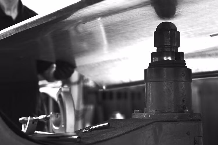 Lớp sơn kết hợp với các mảnh mica bằng nhôm mịn màu vàng và đồng, và được hoàn thiện bằng một lớp áo bóng bẩy, trong suốt như pha lê. Chi tiết này làm tăng thêm đáng kể độ ấm và chiều sâu cho vẻ đẹp ngoại thất của chiếc xe. Các ngưỡng cửa dưới của Boat Tail được làm bằng sợi kỹ thuật và được phối với sợi dệt màu vàng hồng.