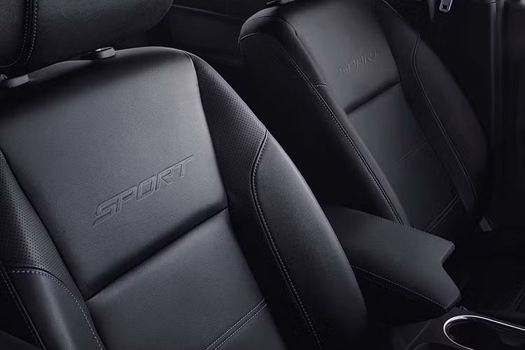 Ở bản Sport, Ford Everest 2022 sẽ có những trang bị nội thất như ghế trước chỉnh điện 8 hướng, bảng đồng hồ đi kèm màn hình đa thông tin 8 inch, điều hòa tự động 2 vùng độc lập, sạc điện thoại thông minh không dây, gương chiếu hậu chống chói tích hợp cổng USB, phanh tay điện tử, nút bấm khởi động máy, mở cửa không cần chìa khóa, 4 cổng USB và hệ thống âm thanh 8 loa.