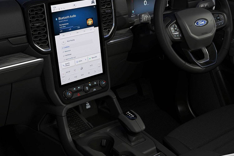 Bước vào bên trong Ford Everest Sport 2022, người dùng sẽ thấy một số điểm khác biệt so với bản Titanium+ như nội thất màu đen và ghế bọc da tổng hợp. Riêng hàng ghế trước sẽ được dập dòng chữ "Sport" trên lưng ghế. Ngay cả cần số của bản Sport cũng có thiết kế khác bản Titanium+ và trông "kém sang" hơn.