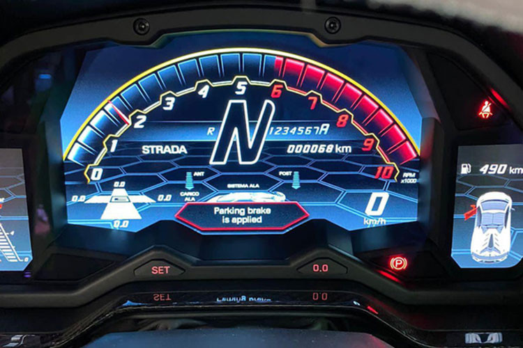 Cung cấp sức mạnh cho Aventador SVJ Roadster là khối động cơ hút khí tự nhiên V12 6.5L cho công suất 770 mã lực và mô-men cực đại 720 Nm. Kết hợp với hộp số bán tự động ISR 7 cấp và hệ dẫn động 4 bánh, siêu phẩm này dễ dàng bứt tốc từ 0 - 100 km/h trong 2,8 giây, trước khi cán tốc độ tối đa 350 km/h.