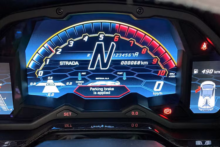 Cung cấp sức mạnh cho Aventador SVJ Roadster là khối động cơ hút khí tự nhiên V12 6.5L cho công suất 770 mã lực và mô-men cực đại 720 Nm. Kết hợp với hộp số bán tự động ISR 7 cấp và hệ dẫn động 4 bánh, siêu phẩm này dễ dàng bứt tốc từ 0 - 100 km/h trong 2,8 giây, trước khi cán tốc độ tối đa 350 km/h.