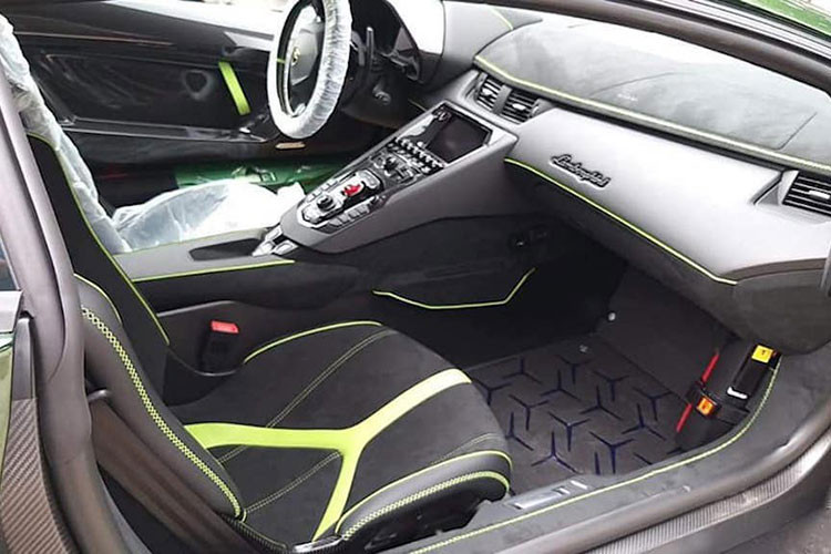 Ở bên trong, Aventador SVJ sở hữu nội thất màu đen chủ đạo, điểm xuyết các chi tiết màu xanh bắt mắt trùng với ngoại thất và rất nhiều bề mặt sợi carbon xuất hiện khắp cabin. Xe được trang bị option ghế đua thể thao...