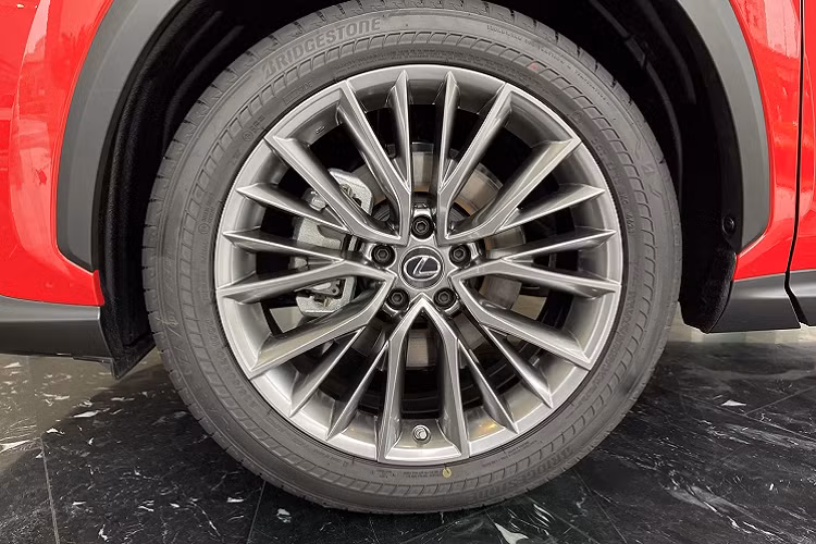 Mẫu xe sử dụng khối động cơ 2.5 I4 Hybrid với động cơ xăng 2.5 kết hợp với 2 động cơ điện phía trước và phía sau vận hành độc lập, đem tới khả năng vận hành ổn định, êm ái, đảm bảo hoạt động tốt trên các cung đường phố đường trường tại Việt Nam, tổng công suất của xe lên tới 239 mã lực, và mô men xoắn cực đại 239 Nm. với mức tiêu hao nhiên liệu trung bình 6.18L/100km.