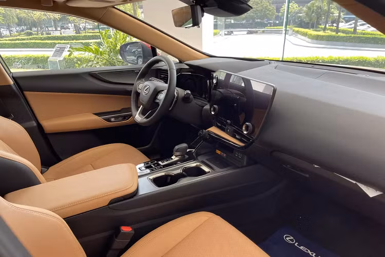 Tay nắm cửa điện tử E-Latch, lần đầu được áp dụng trên Lexus NX mới, mới khả năng mở liền mạch, nhất quán, khi xe yếu hoặc hết điện thì phần mở khóa cơ học tự động kích hoạt. Màn hình giải trí 14 inch cảm ứng, to nhất trong các dòng xe Lexus, tích hợp bản đồ Việt Nam, có thể lưu giữ 3 hồ sơ cá nhân cài đặt xe, Apple Carplay không dây, điều hòa 2 vùng độc lập có công nghệ Nanoe X, giúp bầu không khí siêu sạch, ức chế khả năng phát triển của vi khuẩn, vi rút...