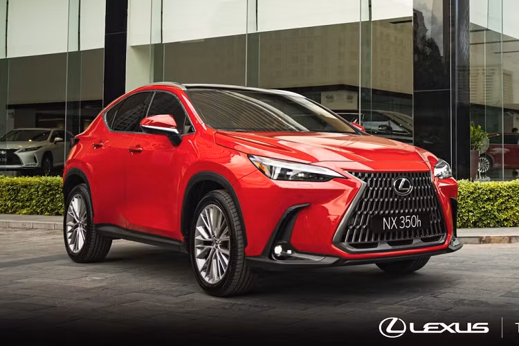 Phần đầu xe, mẫu crossover Lexus NX 350h 2022 vẫn được trang bị lưới tản nhiệt hình con suốt đặc trưng, trong đó phần góc trên được vuốt sắc cạnh, phần phía dưới được mở rộng hơn. Lưới tản nhiệt được tạo thành bởi các thanh nan hình chữ U, chữ U trong Lexus là tên của thương hiệu.