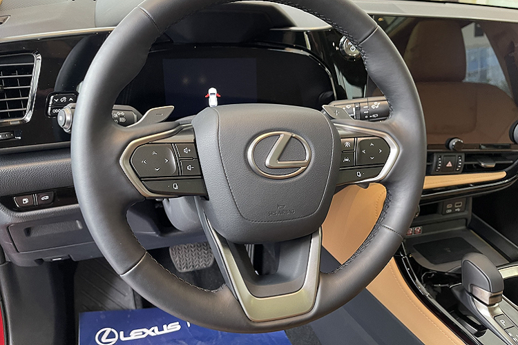 Khoang nội thất mang triết lý thiết kế TAZUNA, mọi các nút bấm chức năng được thiết kế thông minh giúp người lái có thể thao tác dễ dàng, phản hồi chính xác với mọi tình huống lưu thông,