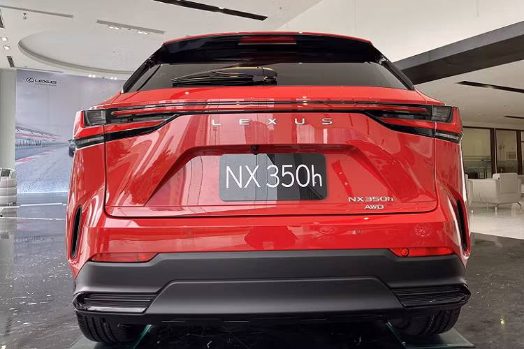 Xe sử dụng vành 20 inch cỡ lớn, 235/50R20 ETM, lớn hơn thế hệ thứ nhất 2 inch, giúp xe vận hành ổn định và bám đường tốt,lốp do hãng Bridgestone phát triển riêng có công nghệ như lốp Run Fat nhưng êm ái và tiết kiệm nhiên liệu hơn, cả 4 lốp đều có cảm biến áp suất lốp.