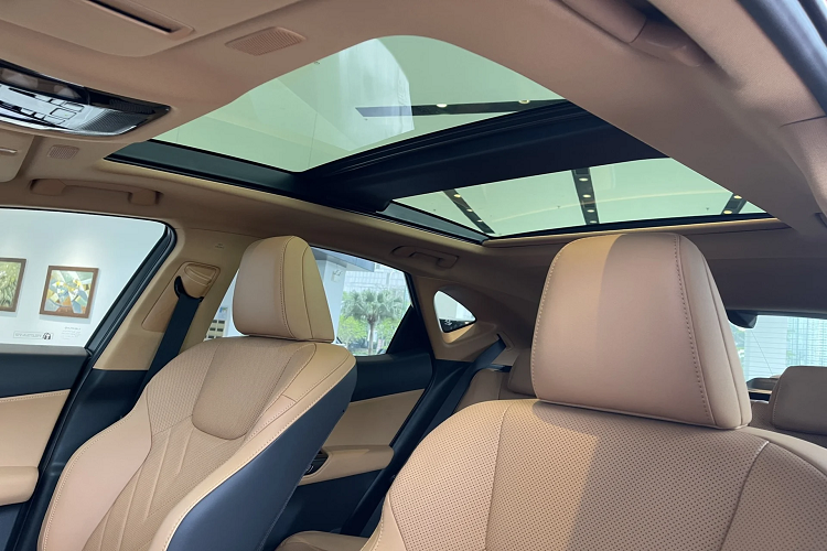 Hiểu đơn giản là ở tốc độ cao, khi chúng ta đánh lái sẽ thấy số vòng đánh lái giảm đi, nhưng ở tốc độ thấp, chúng ta đánh lái ít hơn nhưng số vòng đánh lái lại nhiều hơn. Màn hình HUD cỡ lớn hiển thị đầy đủ thông tin các chức năng lái xe và bản đồ, giúp người lái dễ dàng thao tác lái xe. các phím bấm trên vô lăng dạng cảm ứng, điều khiển giống bàn touch pad máy tính, đem tới khả năng sử dụng trực quan. 