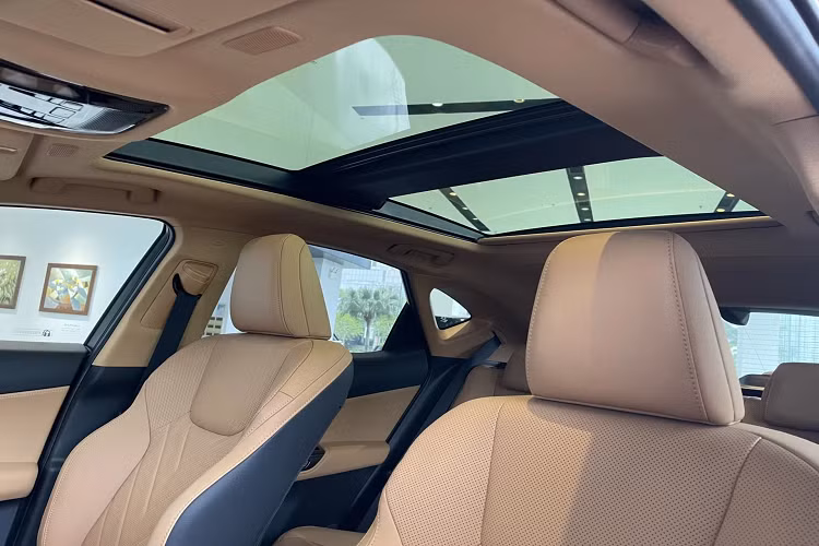 Hiểu đơn giản là ở tốc độ cao, khi chúng ta đánh lái sẽ thấy số vòng đánh lái giảm đi, nhưng ở tốc độ thấp, chúng ta đánh lái ít hơn nhưng số vòng đánh lái lại nhiều hơn. Màn hình HUD cỡ lớn hiển thị đầy đủ thông tin các chức năng lái xe và bản đồ, giúp người lái dễ dàng thao tác lái xe. các phím bấm trên vô lăng dạng cảm ứng, điều khiển giống bàn touch pad máy tính, đem tới khả năng sử dụng trực quan. 