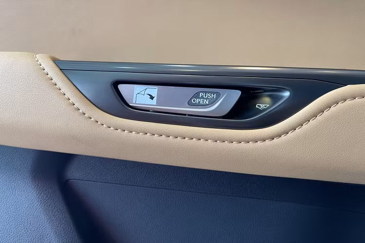 Lexus NX 2022 được trang bị hệ thống trợ lực lái điện EPS với tỷ số truyền đánh lái biến thiên theo tốc độ, với tốc độ cao và góc đánh lái nhỏ hơn 20 độ thì phần tỷ số truyền sẽ giảm đi, giúp vô lăng cứng vững hơn, và khi tại tốc độ thấp và góc đánh lái lớn hơn 20 độ thì tỷ số truyền sẽ tăng lên để dễ dàng thao tác đánh lái ở các điều kiện địa hình vào cua, góc hẹp.