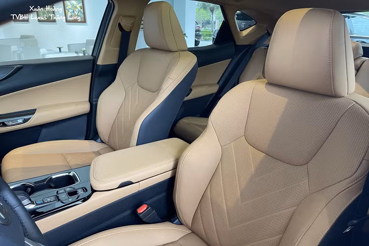 Cụm đèn đuôi xe nổi bật với phần đèn hậu được thiết kế nổi khối nhấn mạnh ngôn ngữ thiết kế hình chữ L (Lexus), phần logo phía sau đã được thay đổi bằng chữ LEXUS và đây chính là ngôn ngữ thiết kế chung của các mẫu xe Lexus sau này.