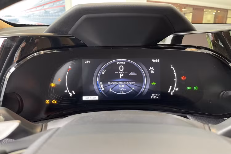 Ghế lái chỉnh điện 12 hướng, nhớ 3 vị trí , có sưởi ghế và làm mát ghế, phần ghế da trên xe được may tỉ mỉ, êm ái, phần biên độ ghế phía trên được làm lõm để làm phần khủy tay khi lái xe và mở hộp tỳ tay thuận tiện và phần thành ghế được thiết kế mỏng hơn để tiện ra vào xe nhưng vẫn đảm bảo độ êm ái, vững trãi cho người ngồi.