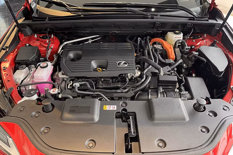 Ngoài ra, phần nắp capo xe được trang bị thêm lẫy khóa đôi, giúp tăng sự cứng vững mui xe, vận hành linh hoạt. 