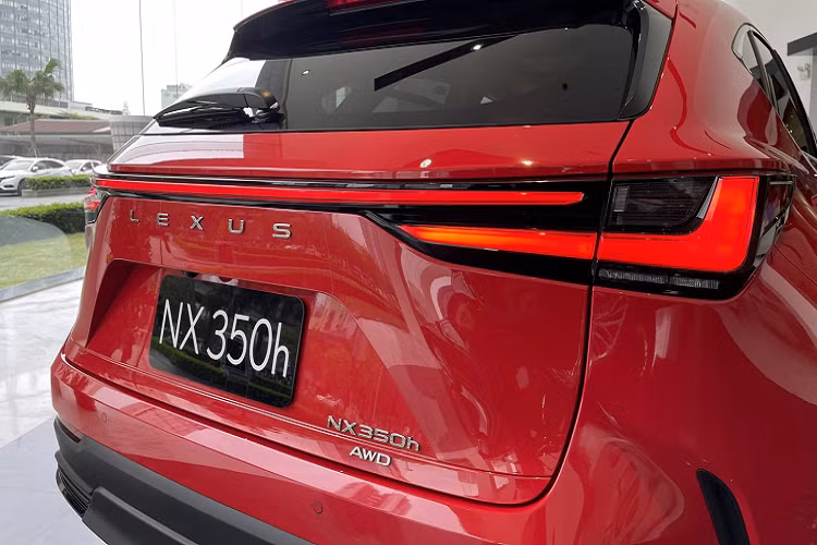 Lexus NX 350h 2022 được trang bị 17 loa Mark Levinson với 7 loa đồng trục đặt ngang nhau cùng 1 loa siêu trầm 25 cm nằm phía sau cùng 2 công nghệ tối tân là QLS và Clari-fi 2.0 tái tạo âm thanh, đem tới trải nghiệm âm thanh đỉnh cao. 