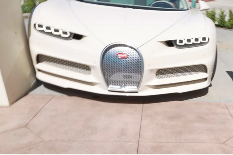 Cụ thể, khi vị đại gia cố gắng đỗ chiếc Chiron vì những con đường khá nhỏ hẹp nên siêu phẩm độc nhất thế giới này đã bị xước một chút ở tấm chắn bùn phía trước. Chắc chắn chi phí để sơn lại xe là rất cao.