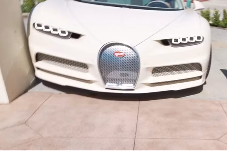 Cụ thể, khi vị đại gia cố gắng đỗ chiếc Chiron vì những con đường khá nhỏ hẹp nên siêu phẩm độc nhất thế giới này đã bị xước một chút ở tấm chắn bùn phía trước. Chắc chắn chi phí để sơn lại xe là rất cao.