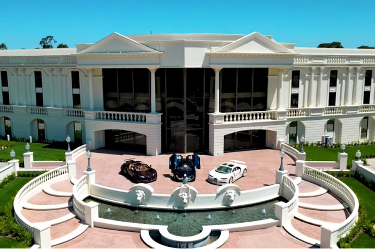 Đáng tiếc trong lúc vận chuyển bộ 3 siêu xe hàng hiếm đến dinh thự mới của mình, "ông trùm bất động sản" Manny Khoshbin đã làm xước sơn Bugatti Chiron Hermes Edition.