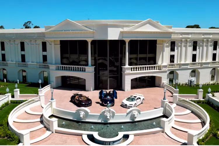 Đáng tiếc trong lúc vận chuyển bộ 3 siêu xe hàng hiếm đến dinh thự mới của mình, "ông trùm bất động sản" Manny Khoshbin đã làm xước sơn Bugatti Chiron Hermes Edition.