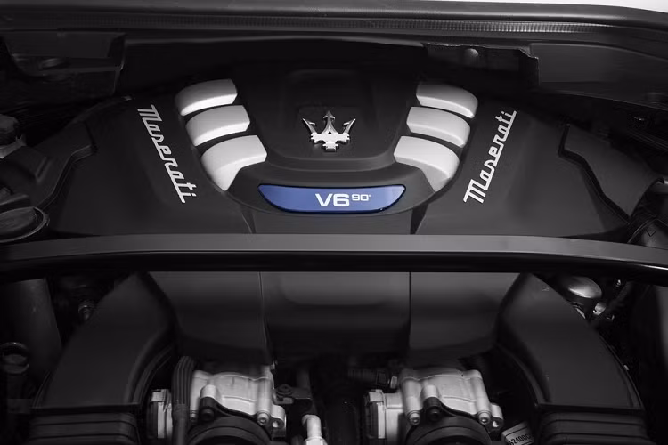 Các bản trang bị của Maserati Grecale 2022 bao gồm GT, Modena, Trofeo, và bản giới hạn PrimaSerie. Trong đó hai bản trang bị GT và Modena đều sử dụng động cơ 4 xylanh 2.0L và hệ truyền động hybrid cỡ nhỏ, tuy nhiên bản GT có công suất 296 mã lực và bản Modena có công suất 325 mã lực, mômen xoắn của cả hai bản đều ở mức 450 Nm.