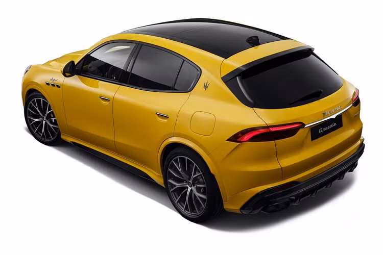 Về kiểu dáng, mẫu xe SUV Maserati Grecale có kích thước tổng thể Dài x Rộng x Cao ở mức 4.859 x 1.979 x 1.659 mm, và chiều dài cơ sở 2.901 mm. Xe được phát triển trên nền tảng VDCM tương tự như siêu xe MC20, nền tảng này kết hợp cùng các chế độ vận hành của xe nhằm mang đến cho người dùng trải nghiệm lái tốn nhất. Ngoài ra hệ thống truyền động 4 bánh toàn thời gian cũng trang bị hộp số tự động 8 cấp của ZF sẽ là trang bị tiêu chuẩn trên mọi phiên bản.