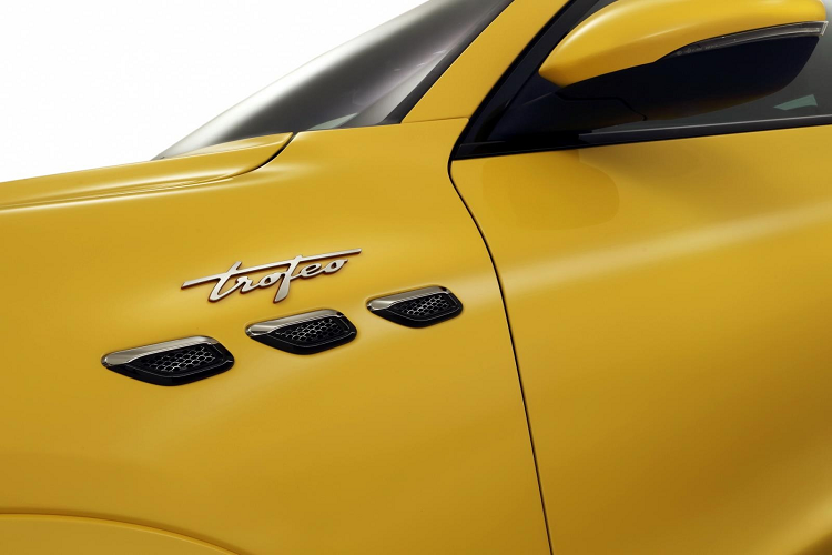 Ngoài ra Grecale Trofeo cũng sẽ được trang bị sẵn hệ thống treo bóng khí trong khi các bản khác sẽ có ở dạng tùy chọn thêm. Với hệ thống treo này, chiếc xe sẽ có thể tùy chỉnh độ cao gầm xe với khả năng nâng cao 30mm hoặc hạ thấp 30 mm cùng 6 thiết lập có sẵn.