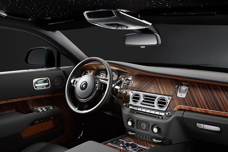  5. Rolls-Royce Bespoke Audio Khi nói đến hệ thống âm thanh trên xe, Rolls-Royce coi trọng nó như bất kỳ khía cạnh nào khác của xe hơi. Thay vì hợp tác với một công ty âm thanh để phát triển hệ thống loa, Rolls-Royce đã để các kỹ sư của mình tự thiết kế hệ thống âm thanh riêng. Rolls-Royce Bespoke Audio có các ống âm trầm được tích hợp vào ngưỡng cửa và cửa sổ, được xây dựng như lớp cách âm cho khoang cabin. Ưu điểm ở dàn âm này là độ sâu rộng, trầm vượt trội hơn nhiều thương hiệu cao cấp khác.