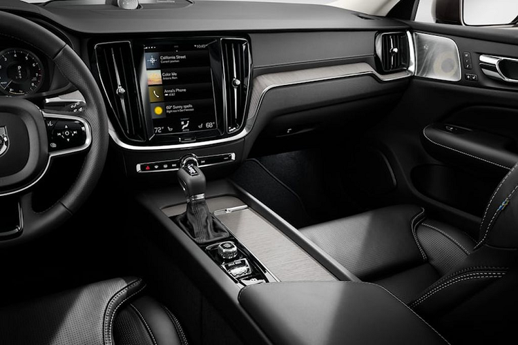 Hay khi nghe những bản nhạc điện tử như EDM, mọi giác quan của người nghe đều sẽ được đánh thức. Hệ thống Bowers &amp; Wilkins của Volvo mang lại độ sâu và rõ ràng cho âm thanh với bộ khuếch đại 12 kênh và 19 loa riêng biệt được kết hợp với nhau bằng một loa trầm phụ và phần mềm xử lý âm thanh.