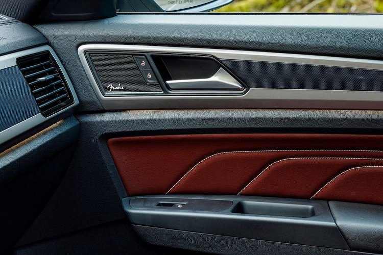  2. Dàn loa Fender trên xe Nissan/Volkswagen Tại Mỹ, Fender là hệ thống âm thanh được trang bị tiêu chuẩn trên trên các mẫu xe bán tải chủ lực của Nissan. Ngoài ra, một số mẫu xe tới từ thương hiệu Volkswagen cũng được cung cấp dàn âm thanh này.