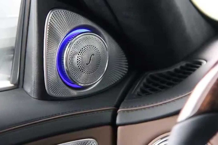 Hiệu quả là âm trầm được phát ra vừa đủ, được kiểm soát tốt và không bị đẩy mạnh khiến người nghe cảm thấy mệt mỏi. Nhờ đó, Burmester có thể chơi tốt với hầu hết các loại nhạc, đặc biệt tối ưu với những bản nhạc có tiếng trống mạnh mẽ nhiều bass như EDM hay Hip Hop.