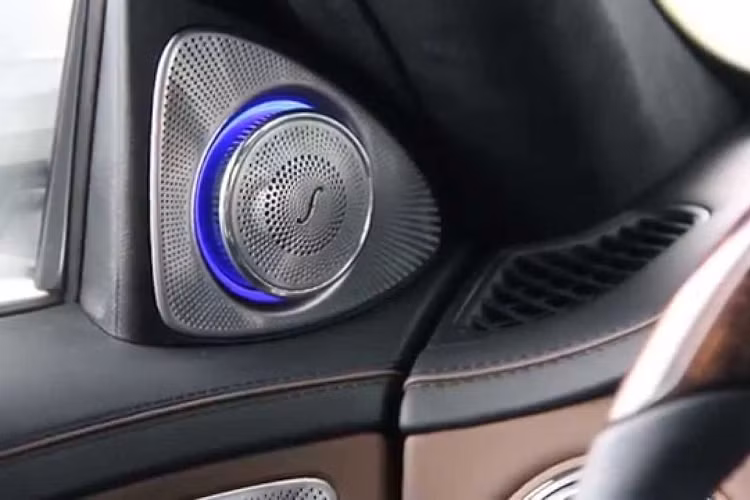 Hiệu quả là âm trầm được phát ra vừa đủ, được kiểm soát tốt và không bị đẩy mạnh khiến người nghe cảm thấy mệt mỏi. Nhờ đó, Burmester có thể chơi tốt với hầu hết các loại nhạc, đặc biệt tối ưu với những bản nhạc có tiếng trống mạnh mẽ nhiều bass như EDM hay Hip Hop.